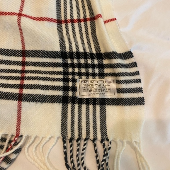 Classic Plaid Fringe Scarf - Soft and Cozy Winter Accessory - Picture 2 of 4